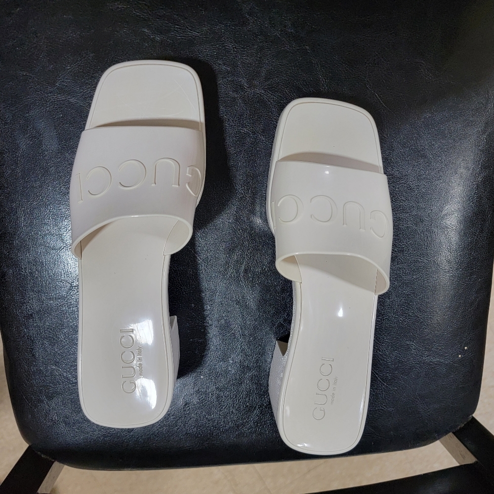Gucci Women's Cream Slide Sandals - Picture 4 of 7